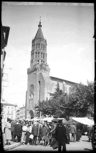 Marché sur la place de l'église