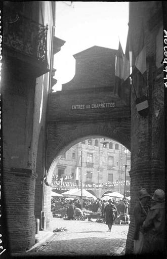 Marché sur la place, vue prise du portique Entrée des Charrettes