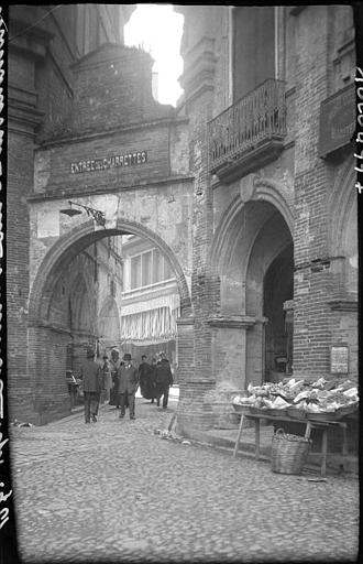 Passants sous le portique Entrée des Charrettes