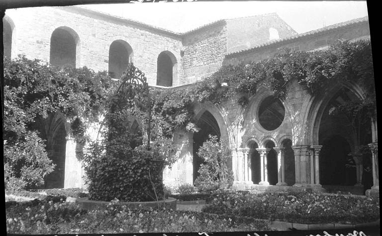 Cloître : jardin et galerie