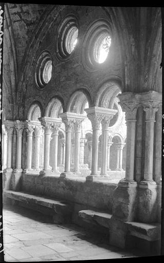 Cloître : colonnes d'une galerie