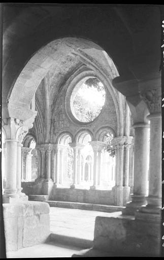 Cloître : colonnes d'une galerie