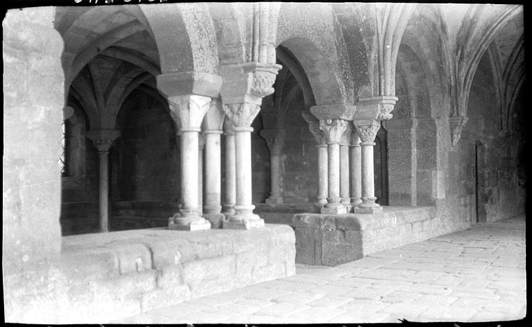 Cloître : colonnes d'une galerie