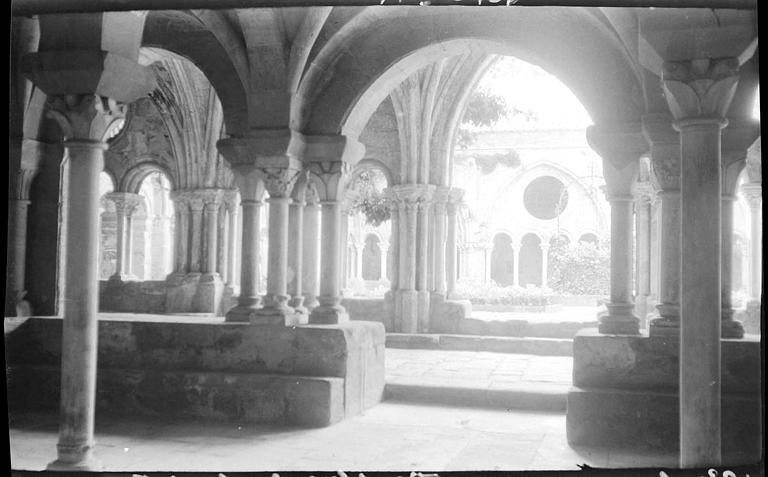 Cloître : colonnes et arcature d'une galerie