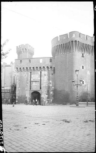 Porte entre les deux tours