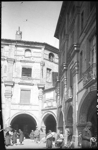 Marché le long des arcades