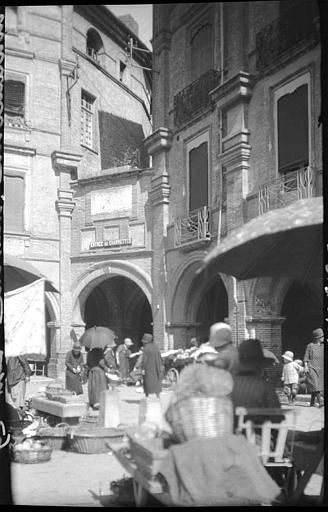 Marché le long des arcades