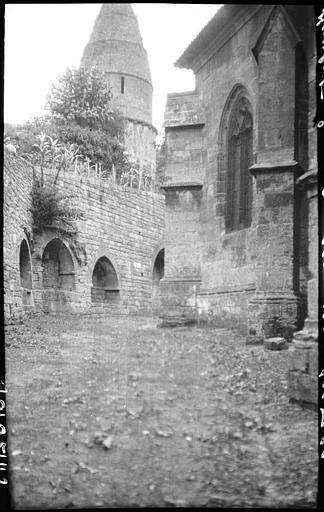 La Lanterne des morts, façade de l'église