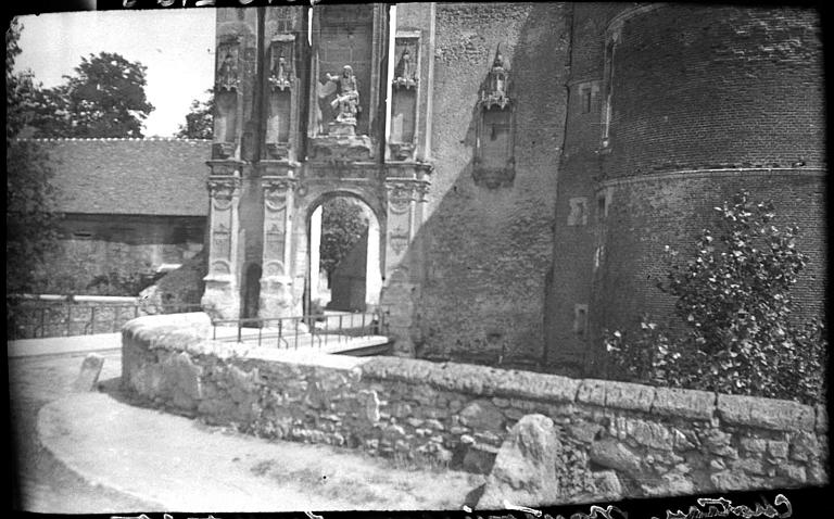 Façade latérale : base d'une tour, sculptures et niches