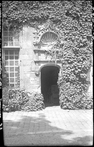 Cour : porte d'entrée à décor de coquille