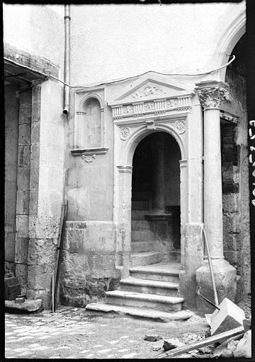 Porte d'entrée au fronton sculpté