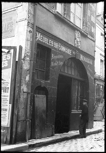 Façade sur rue : devanture de boutiques de meubles