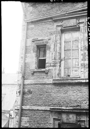 Façade sur rue : fenêtres