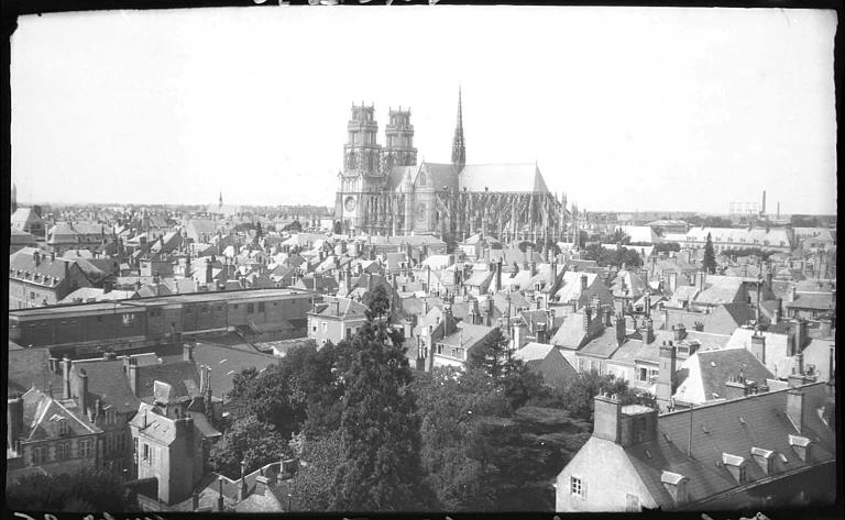 Vue générale de la ville, l'église à l'arrière-plan