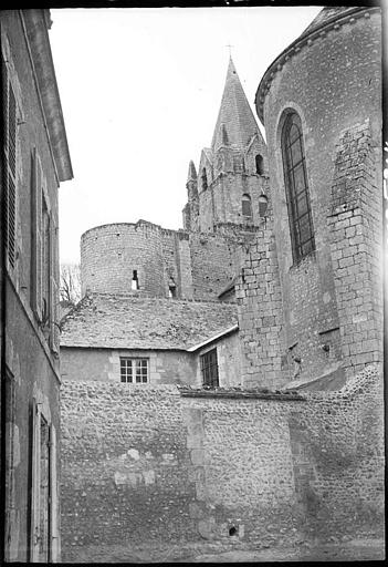 Vue prise d'une rue : chapelle, tour