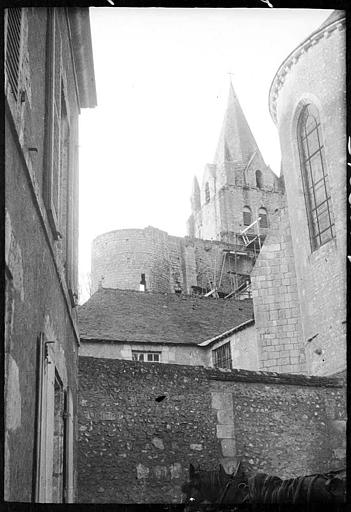 Vue prise d'une rue : chapelle, tour