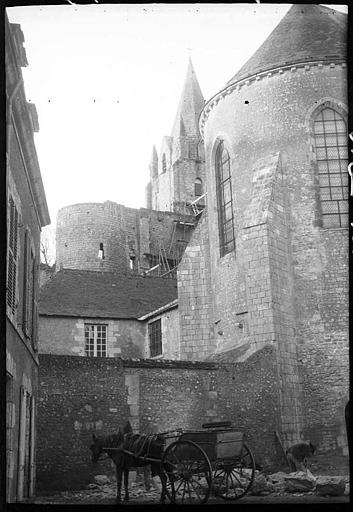 Vue prise d'une rue : chapelle, tour