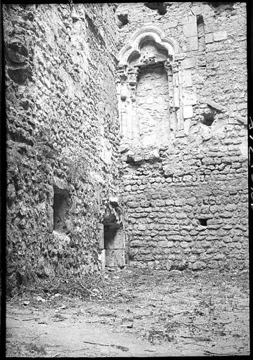 Cour intérieure : fenêtre murée