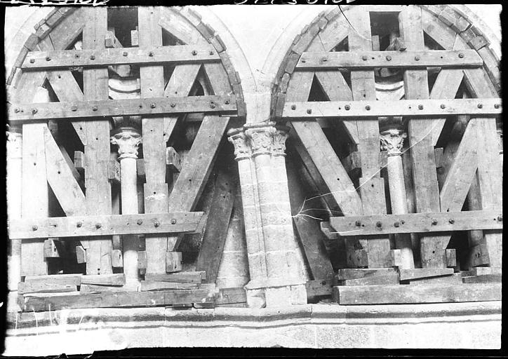 Planches de bois sur des arcatures pendant la restauration