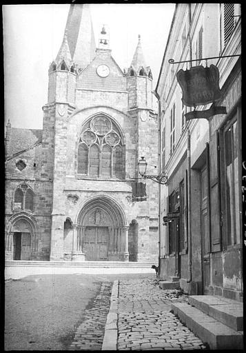 Façade ouest depuis une rue