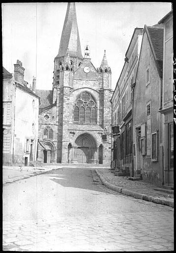 Façade ouest depuis une rue