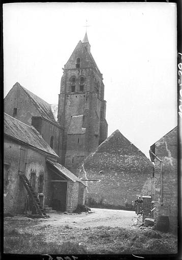 Clocher depuis une cour