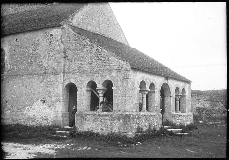 Porche extérieur sur pignon, base du clocher