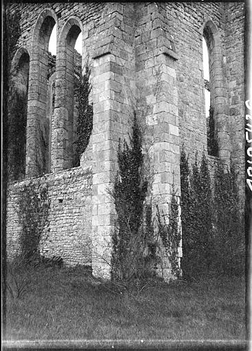 Murs en ruines, arcades