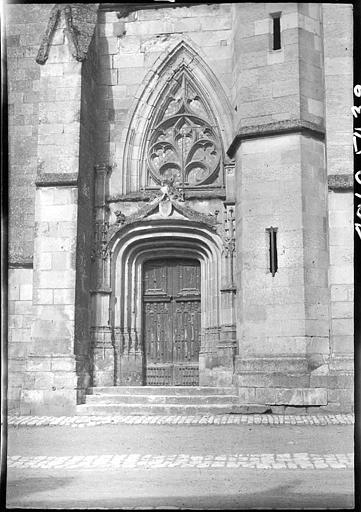 Façade ouest : porte à droite du portail central