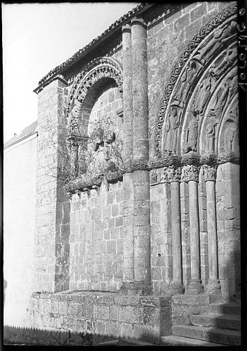 Façade : piédroit du portail central, arcature aveugle à droite