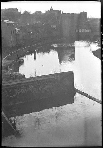 La ville au bord du Thouet, ancien pont, porte de ville