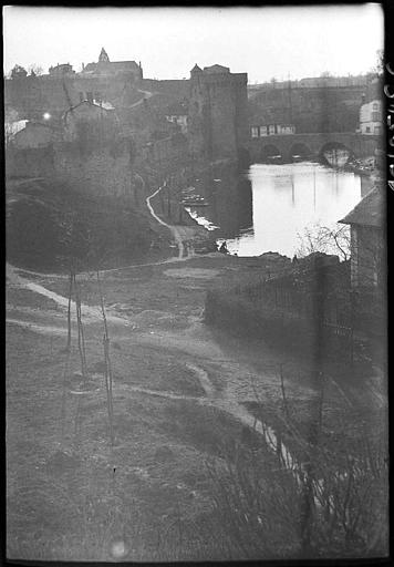 La ville au bord du Thouet, ancien pont, porte de ville