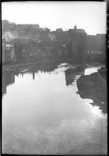 La ville au bord du Thouet, ancien pont, porte de ville