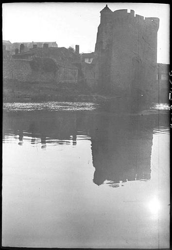 Porte Saint-Jacques au bord du Thouet