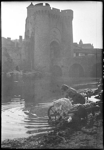 Porte Saint-Jacques au bord du Thouet, lavandière