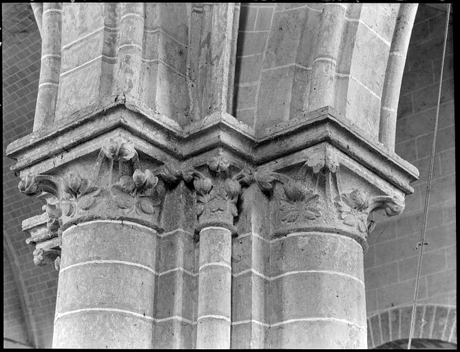 Intérieur : chapiteaux de la nef, feuillages