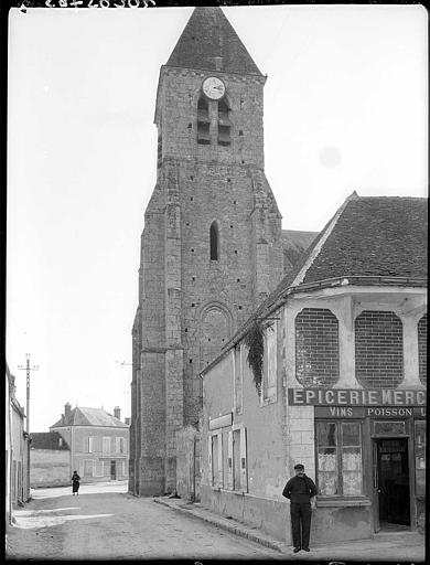 Clocher depuis la rue, devanture d'une épicerie