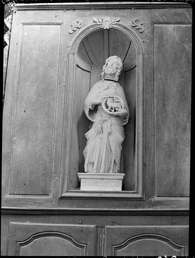 Intérieur : statue en pierre tendre dans une niche