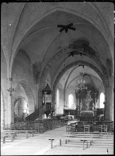 Intérieur : la nef vers le choeur