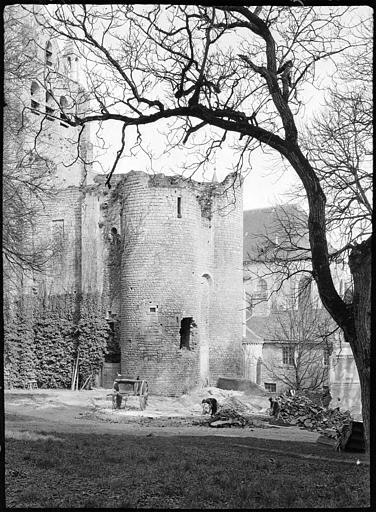 Abside et clocher de l'église, tour du château