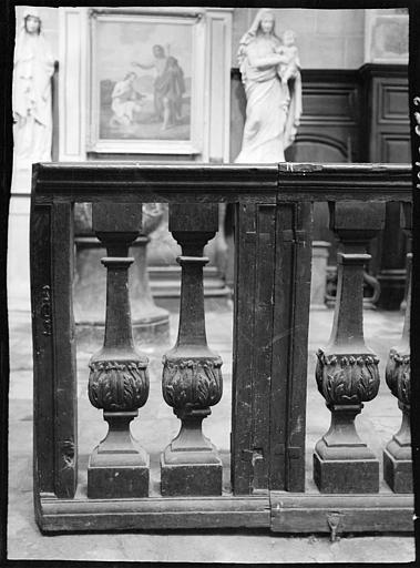 Balustrade des fonts baptismaux, statue d'une Vierge à l'Enfant