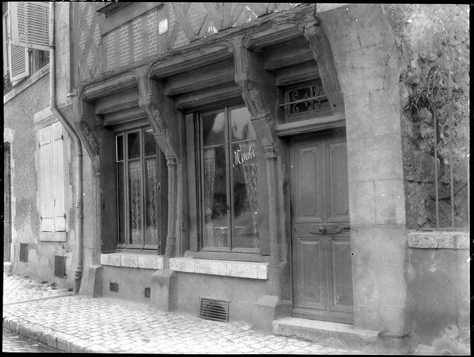 Maison à pans de bois : rez-de-chaussée sur rue