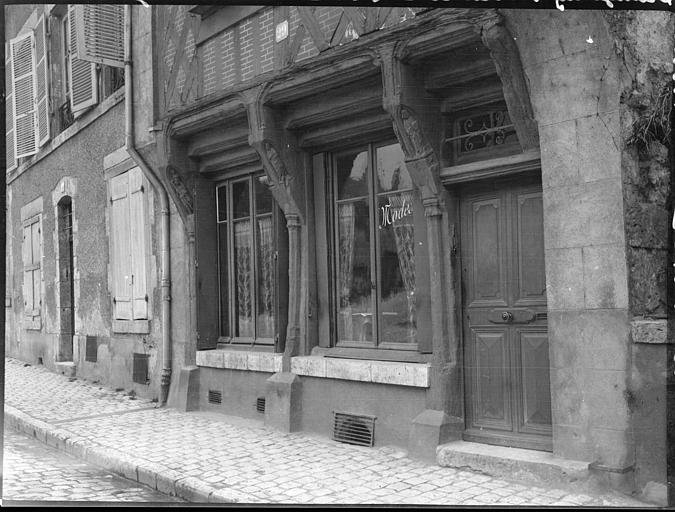 Maison à pans de bois : rez-de-chaussée sur rue