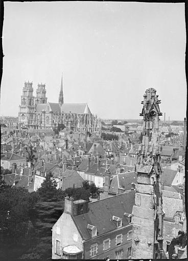 Pinacle de droite du pignon nord, vue sur la ville et la cathédrale