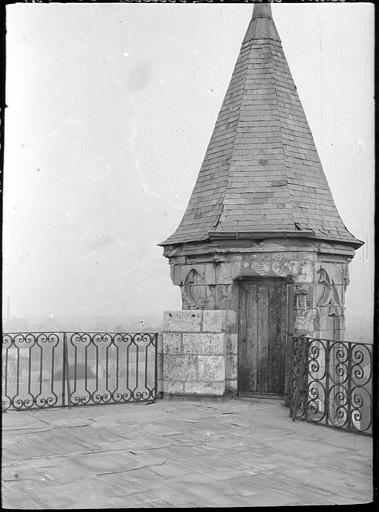 Tour du musée : toiture en pointe prise de la terrasse