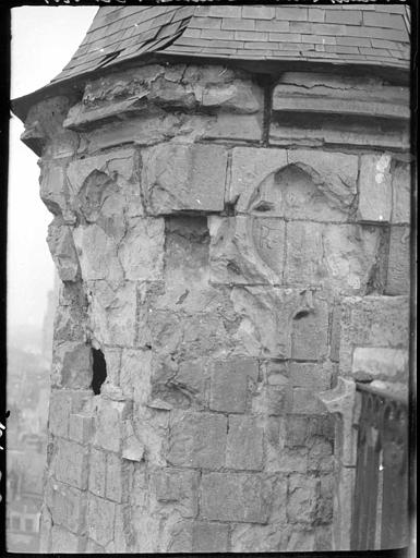 Tour du musée : détail du mur sous la toiture