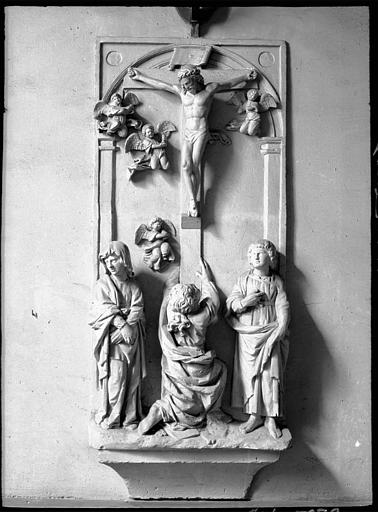 Bas-relief dans la sacristie : Christ en croix