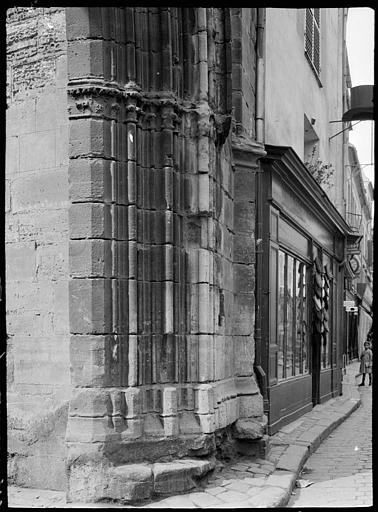 Porte Saint-Spire : piédroit côté rue, devanture de boutique