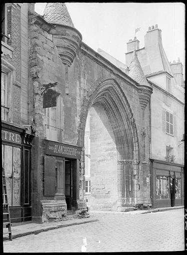 Porte Saint-Spire sur la rue, devantures de boutiques