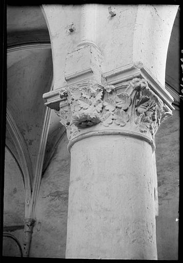 Intérieur : chapiteau du pilier sud de la nef, feuillages